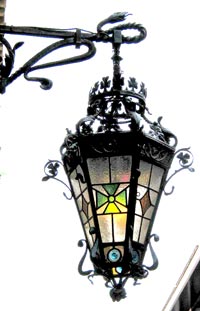 Dekorativ: Lampe an einem Haus in der Altstadt von La Laguna