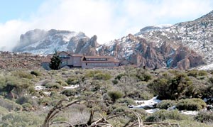 Das Besucherzentrum Parador de Cañadas del Teide passt sich gut in die Landschaft ein Das Besucherzentrum Parador de Cañadas del Teide passt sich gut in die Landschaft ein