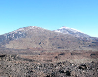 Bilden einen Stratovulkan: Pico Viejo (l.) und Pico del Teide (r.)