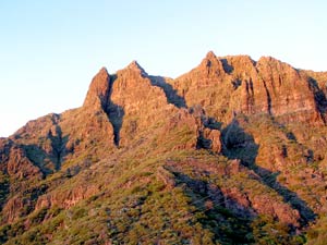 Rotglühende Felsen: Abendlicht im Teno-Gebirge