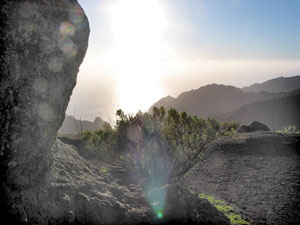 Gegenlicht: Blick von einem Aussichtspunkt im Teno-Gebirge zum Meer