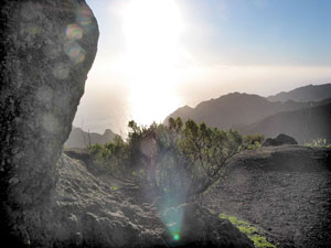 Gegenlicht: Blick von einem Aussichtspunkt im Teno-Gebirge zum Meer Gegenlicht: Blick von einem Aussichtspunkt im Teno-Gebirge zum Meer