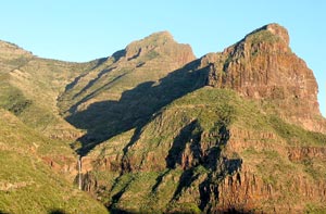 Wasserfall vor Felskulisse bei Masca