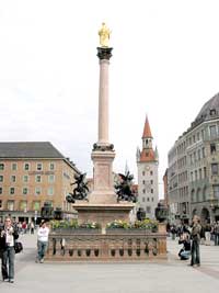 Mariensäule am Marienplatz im Herzen von Münchens Altstadt