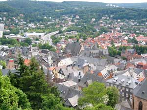 Hoch über der Lahn gelegen: Die Altstadt Marburgs vom Landgrafenschloss aus gesehen