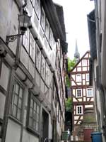 Schräg und verwinkelt: Gasse in Marburgs Altstadt