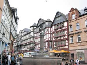 Von Fachwerkhäusern gesäumt: der Markt in Marburgs Altstadt
