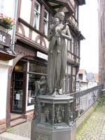 Eine Statue am Markt erinnert an Sophie von Brabant und ihren Sohn Heinrich
