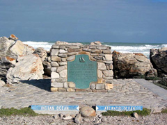 Denkmal am Kap L’Agulhas: Zwei Meere, der Atlantische und der Indische Ozean, treffen an der Südspitze Afrikas aufeinander (Foto: Eichner-Ramm)