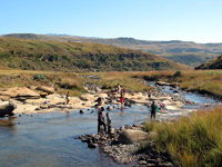 Wäschewaschen im Fluss (Foto: Eichner-Ramm)