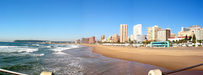 Strand und Skyline von Durban (Foto: Eichner-Ramm)