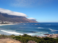 »Ufo-Wolken« an der Campsbay bei Kapstadt (Foto: Eichner-Ramm)