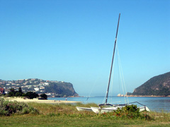 Blick über die Lagune auf »The Heads« (Foto: Eichner-Ramm)