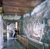 Malereien zieren den Wandelgang im Wat Phra Kheao (Foto: Eichner-Ramm)