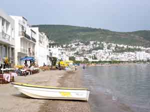 Shops und Restaurants entlang des schmalen Strandes entlang der Cevatsakir Cadessi