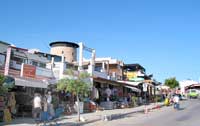 Etliche Shops und Restaurants: Hauptstraße von Gümbet