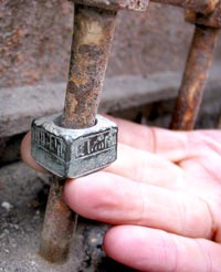 Handwerkerstempel an einem Fenstergitter der Georgs-Kirche