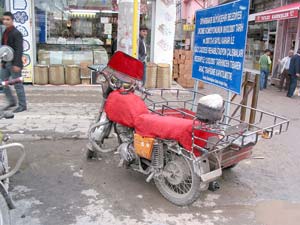 Momentaufnahme: Plüschbezogenes Moped in der Altstadt von Diyarbakir