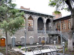 Typische Altstadt-Architektur: Geburtshaus des Dichters Cahit Sitki Taranci