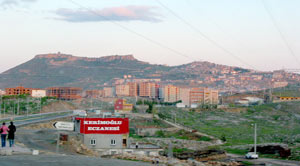 Modernes Mardin: Trabantenstadt rund um die Bergkuppe mit Zitadelle und Altstadt