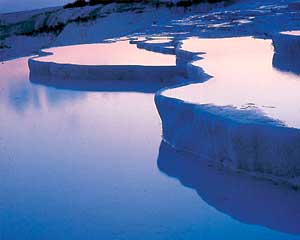 Darf bei keiner Rundfahrt fehlen: Kalksteinbassins von Pamukkale (Foto: Kultur- und Tourismusministerium)