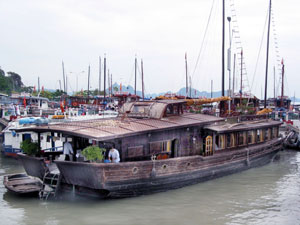 Tour-Boote im Hafen von Haiphong