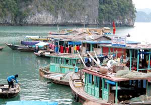 Schwimmendes Fischerdorf in der Halong-Bucht