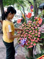 In der Nähe des Mausoleums am Ba-Dinh-Platz kann man kunstvolle Frischblumen-Gestecke bewundern