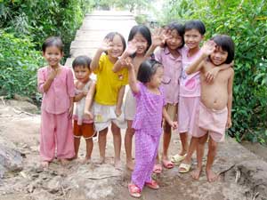 Nicht nur die Kinder heißen Besucher im Mekong-Delta willkommen