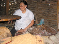 Hier wird Reispapier hergestellt, nebenan werden Süßigkeiten darin eingewickelt