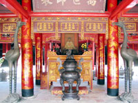 Altar des Konfuzius mit Bronzekranichen im Literaturtempel