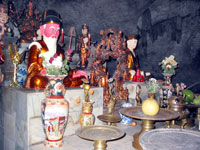 Buddhafiguren in der Grotte auf dem Huong Tich