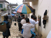 Open-Air-Friseur oberhalb des Marktes in Sapa