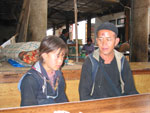 Vater und Tochter vom Volk der Hmong auf dem Markt in Sapa
